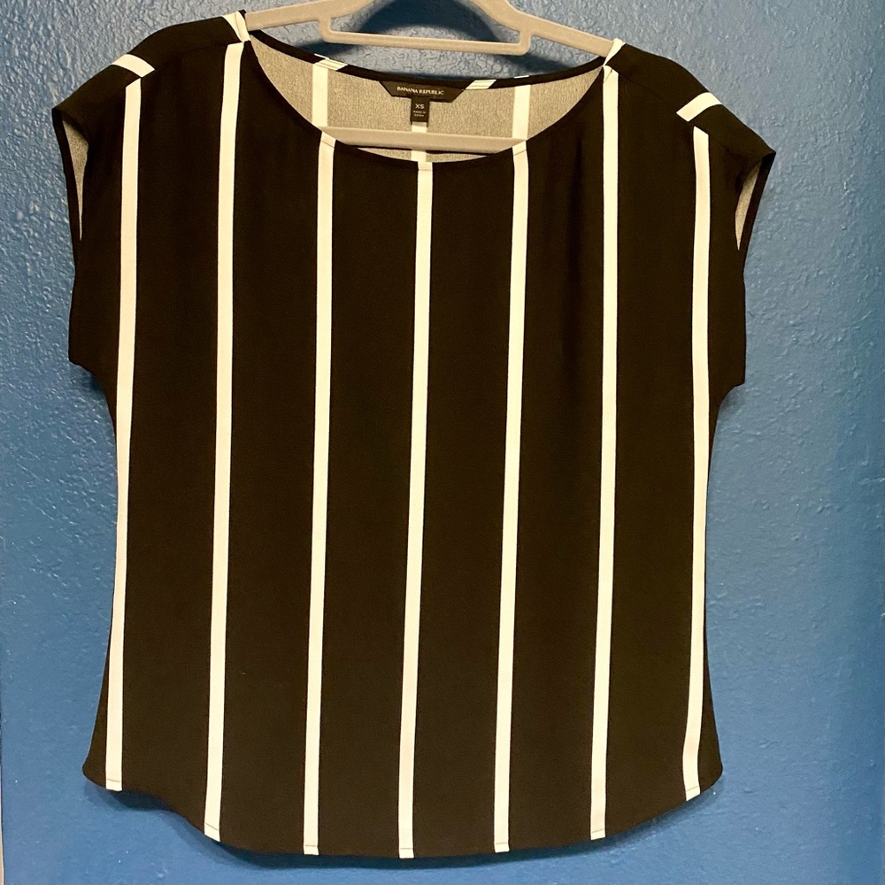 Banana Republic short-sleeve blouse. XS. Black w/ vertical white stripes. NWOT.